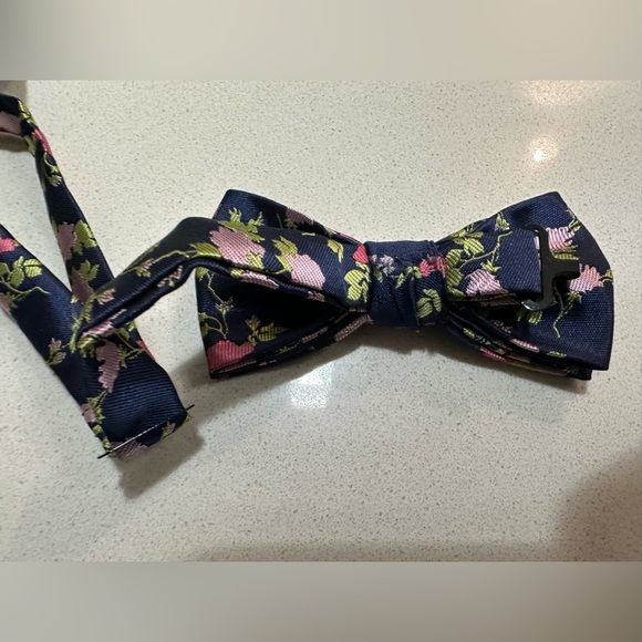 Deux par deux childrens bow tie floral print EUC in box - Picture 2 of 9